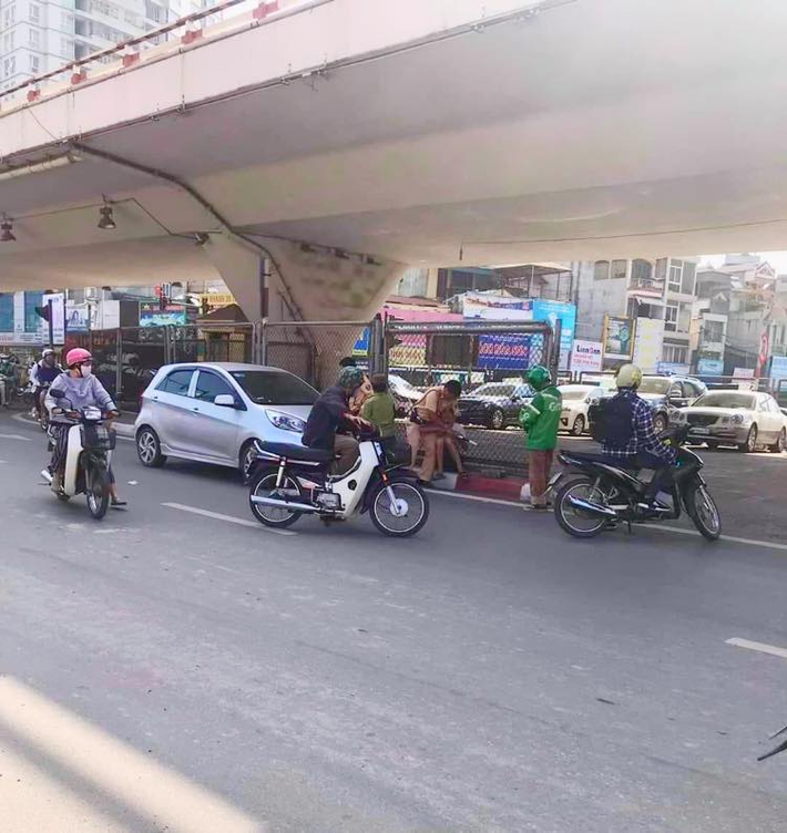 Vào khoảng thời gian trên, một chiếc xe ô tô mang nhãn hiệu Kia màu bạc BKS: 90A.071.35 do tài xế Lê Xuân Hùng (SN 1984, trú huyện Duy Tiên, tỉnh Hà Nam) điều khiển đã không chấp hành tín hiệu đèn giao thông.