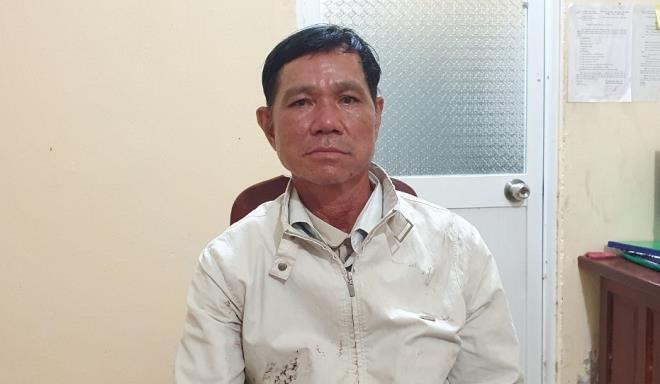 Đâm con ruột của "vợ hờ" nguy kịch vì ghen: Thấy anh N.V.D. (25 tuổi) ngủ chung giường với bà N.T.D. (45 tuổi, mẹ ruột của V.D. tạm trú tại xã Mong Thọ B, huyện Châu Thành, Kiên Giang) Nguyễn Văn Cọp (57 tuổi, trú cùng địa phương) nổi cơn cuồng ghen rồi đâm anh D. nguy kịch. Chưa dừng lại, Cọp còn dùng cây gỗ đập vào đầu bà D. gây thương tích. Hôm nay, Công an huyện Châu Thành cho biết đang tạm giữ Cọp để điều tra về hành vi Giết người.
