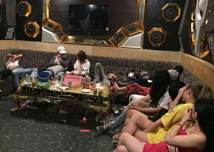 47 thanh niên dương tính với ma túy trong quán karaoke: Khoảng 1h ngày 11/1, Công an tỉnh Quảng Nam tiến hành kiểm tra cơ sở kinh doanh karaoke Diamond tại thị trấn Nam Phước (huyện Duy Xuyên). Lực lượng Công an phát hiện tại cơ sở này có năm phòng hát đang hoạt động, với tổng số 50 nam, nữ. Tiến hành thử nhanh, công an phát hiện 47 nam, nữ dương tính với chất ma túy.