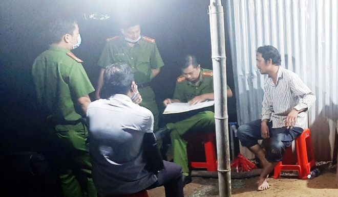 Giết người tình vì ghen rồi tự tử bằng thuốc diệt cỏ: Chiều 17/11/2020, một người chăm sóc cây kiểng cho bà L.T.K.C (SN 1978; ngụ thị xã Gò Công, tỉnh Tiền Giang) phát hiện bà C. tử vong trước cửa nhà, trên người có nhiều vết thương. Cạnh đó, có 1 cây dao nhọn và 1 cây kéo.