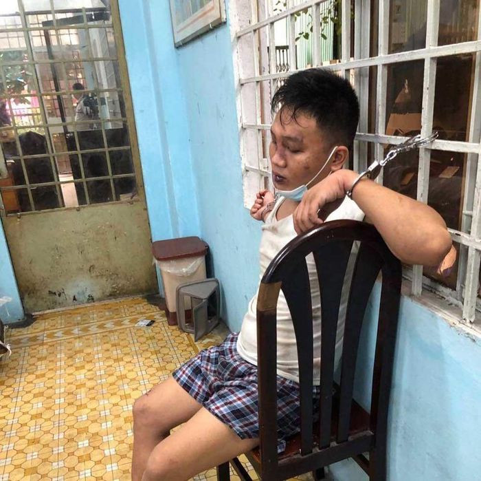 Nghi ngáo đá cầm dao liên tiếp tấn công cảnh sát: Khi cảnh sát khu vực xuống địa bàn mời Lê Hoàng Vũ (SN 1996, ngụ quận Tân Bình, TP HCM) lên phường làm việc, người này cầm dao liên tiếp đâm, chém…. và có dấu hiệu nghi ngáo đá. Ngày 7/10, Công an quận Tân Bình cho biết, đang tạm giữ Vũ để điều tra.