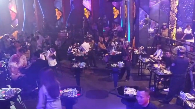 6. Phát hiện 15 đối tượng dương tính với ma túy đang "bay lắc" tại bar: Rạng sáng 21/10, Công an TP Vinh kiểm tra hành chính quán bar Viktor (thuộc phường Trường Thi) phát hiện gần 100 người đang tập trung uống rượu bia, mở nhạc với âm lượng lớn, một số đối tượng nghi vấn sử dụng trái phép chất ma túy. Tại hiện trường, lực lượng Công an thu giữ nhiều tang vật. Bước đầu, kết quả test nhanh cho thấy có 15 đối tượng dương tính với ma túy gồm 8 nam và 7 nữ.