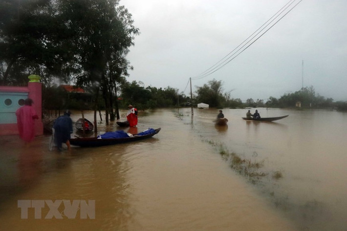 Người dân tại nơi đây dùng ghe, thuyền để vận chuyển lương thực, nhu yếu phẩm từ bên ngoài vào. (Ảnh: TTXVN).