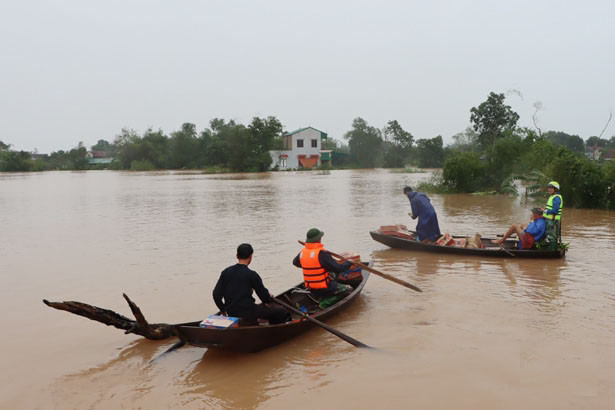 Những thuyền nhỏ này cứu trợ đắc lực cho bà con vùng lũ. (Ảnh: Báo Hà Tĩnh).
