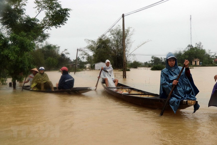 Người dân tại xã Quảng Phú, huyện Quảng Điền, tỉnh Thừa Thiên Huế vẫn bị nước lũ "bủa vây". Ảnh: TTXVN.