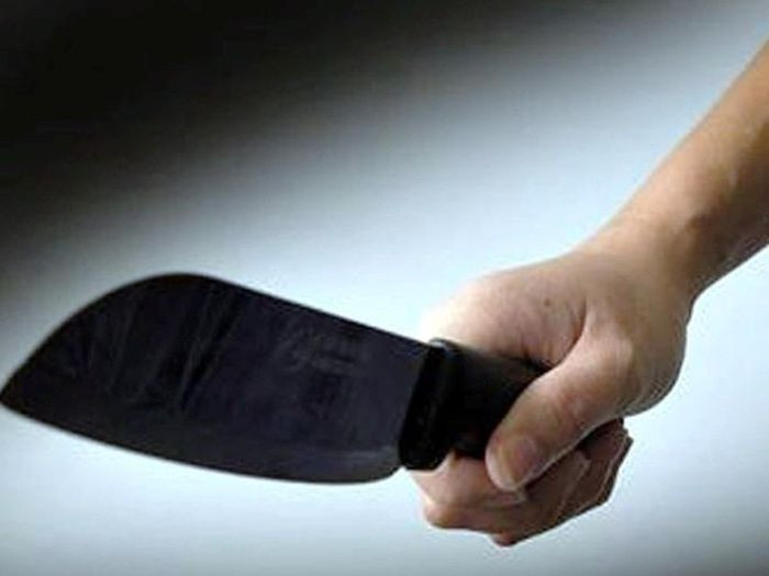 Dùng rựa chém cụ bà để tẩu thoát khi bị bắt quả tang: Phùng Văn Hương (29 tuổi; ngụ huyện Phù Cát, Bình Định) trong lúc lấy trộm đồ thì bị cụ bà chủ nhà là Nguyễn Thị Kế (73 tuổi, trú cùng địa phương) phát hiện, Hương dùng rựa chém vào cổ cụ bà rồi bỏ chạy nhưng sau đó đã bị bắt. Ngày 5/10, Công an huyện Phù Cát cho biết, đang tạm giữ Hương để điều tra.