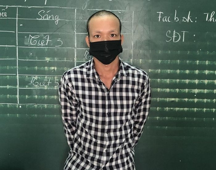 Hành hung mẹ ruột, chém luôn cả người thi hành công vụ: Khi thấy Văn Quốc Thạnh (SN 1993, trú thị xã La Gi, tỉnh Bình Thuận) cầm cây đánh mẹ rồi bỏ chạy vào nhà trong hẻm, ông Nguyễn Văn Hảo làm nhiệm vụ đảm bảo an ninh trật tự đuổi theo thì bị Thạch dùng dao chém trọng thương. Ngày 5/10, Công an Thị xã La Gi cho biết, vừa bắt tạm giam Thạch để điều tra.