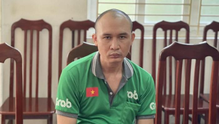 Cướp điện thoại của người say rồi lừa bạn nạn nhân hàng chục triệu đồng: Anh B. dừng xe lại bên đường ngồi ngủ do mệt và say rượu. Thấy vậy, Đặng Hữu Lượng (SN 1983, trú huyện Ứng Hòa, Hà Nội) đã cướp điện thoại của anh B. rồi tẩu thoát. Sau đó, Lượng dùng điện thoại này vay người quen của anh B. 20 triệu đồng rồi tiêu sài hết. Ngày 5/10, Công an quận Nam Từ Liêm cho biết, đang tạm giữ Lượng để điều tra.