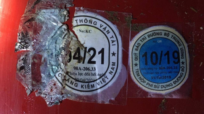 Theo đó, phương tiện trong vụ tai nạn là xe ô tô con biển số đăng ký 98A-206.33 và xe ô tô tải có biển số đăng ký 99C-145.12. Đáng chú ý, chiếc xe con đã hết hạn đăng kiểm từ cuối tháng 4/2021, nên theo quy định hiện hành không được phép tham gia giao thông.