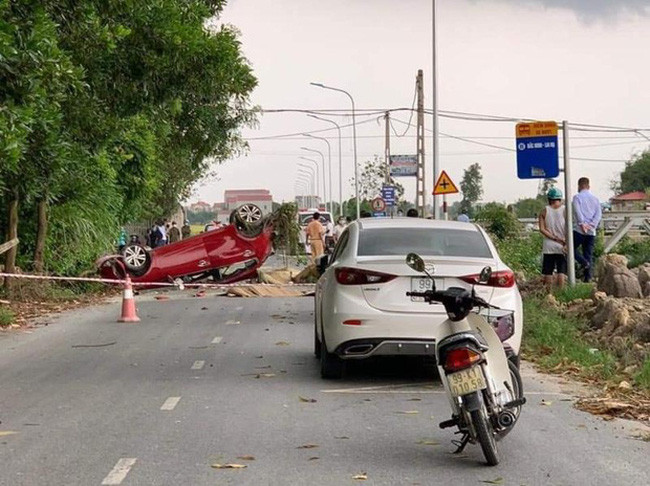 Theo thông tin ban đầu, vụ tai nạn ô tô khiến 6 người thương vong xảy ra khoảng 14h00 ngày 4/2, tại tuyến đường tỉnh 285 (thuộc địa bàn giáp ranh giữa xã Trung Chính và thị trấn Thừa - Lương Tài - Bắc Ninh).