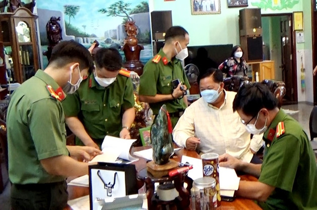Bắt tạm giam nguyên Trưởng phòng CSGT tỉnh An Giang: Ngày 8/4, Công an tỉnh An Giang cho biết vừa khởi tố bị can, bắt tạm giam đối với Nguyễn Bá Quận (SN 1962, trú TP Long Xuyên, nguyên Trưởng phòng CSGT tỉnh An Giang) để điều tra về tội “Lợi dụng chức vụ, quyền hạn trong khi thi hành công vụ” khi đã cấp biển số xe sai quy định.