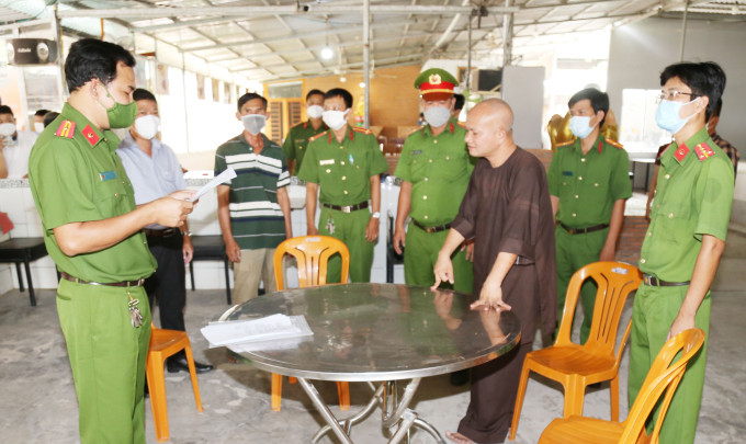 Giả danh tu sĩ đánh đập hàng loạt trẻ mồ côi: Hồ Hữu Phúc (49 tuổi, trú phường 4, TP Sóc Trăng), giả danh tu sĩ nhận nhiều trẻ mồ côi về nuôi dưỡng, trong quá trình nuôi Phúc nhiều lần có hành vi dùng các vật dụng đánh những trẻ em này gây thương tích. Một số trẻ bỏ trốn về nhà và được người thân đưa đến cơ quan chức năng trình báo sự việc.