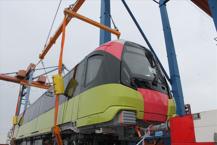 Sau khi đưa đoàn tàu đầu tiên về Depot, MRB sẽ đưa tàu lên nhà ga trên cao S1 để quản lý, trưng bày cho người dân tham quan vào tháng 11/2020. Dự kiến đoàn tàu thứ 2 sẽ được đưa về dự án vào tháng 1/2021 và đoàn tàu cuối cùng vào tháng 6/2021. Tàu được sản xuất bằng hợp kim nhôm tiêu chuẩn châu Âu, do nhà thầu của Pháp sản xuất.