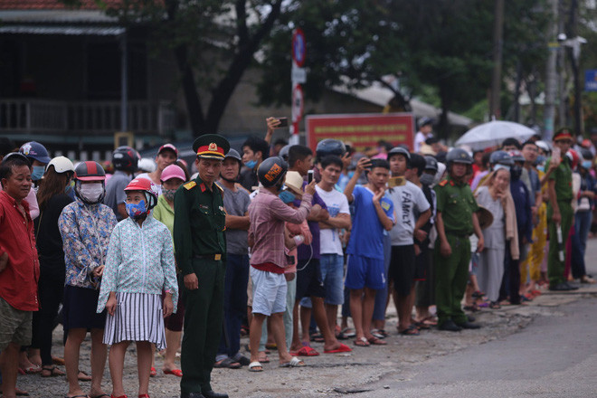 Dù thời tiết xấu, người dân vẫn tập trung 2 bên đường để đưa tiễn những người anh hùng đã hy sinh vì nhiệm vụ, vì nhân dân.