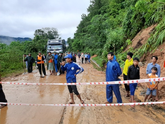 Đoạn đường vào khu vực bị sạt lở.