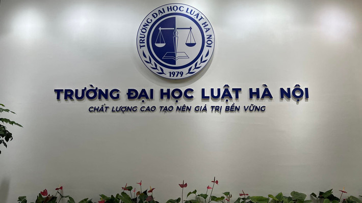 Đề nghị điều tra vụ giảng viên bị tố gạ tình sinh viên: Những ngày qua, mạng xã hội xuất hiện bài đăng tố cáo một giảng viên Đại học Luật Hà Nội gạ tình nhiều nữ sinh. Người bị tố cáo là ông N.T.D., giảng viên khoa Pháp luật Kinh tế. Trường Đại học Luật Hà Nội vừa gửi công văn tới Công an Hà Nội, yêu cầu xác minh làm rõ vụ việc.