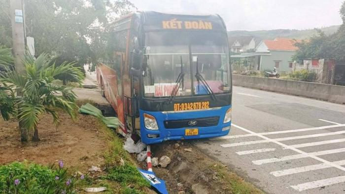 Sau va chạm, xe khách tông nhân viên đường sắt tử vong: Sáng 8/3, xe khách BKS: 17B-002.21 khi đến xã Phổ Cường, thị xã Đức Phổ, Quảng Ngãi đã va chạm xe khách mang BKS: 29F-016.07 chạy cùng chiều. Vụ va chạm đã khiến cả 2 xe khách này mất lái. Lúc này, ông N.Đ.V (ở Bình Định), là nhân viên đường sắt đang điều khiển xe máy đi cùng chiều phía trước với 2 xe khách đã bị xe khách 29F-016.07 tông vào khiến ông N.Đ.V tử vong tại chỗ.