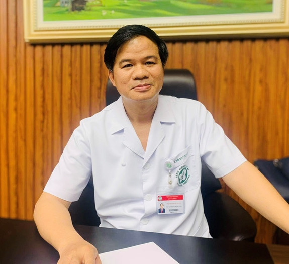 Ông Đào Xuân Cơ sinh năm 1972, tốt nghiệp Trường Đại học Y Hà Nội năm 1996, ngành Nội Nhi, sau đó học thạc sĩ chuyên ngành hồi sức cấp cứu, tiến sĩ ngành gây mê hồi sức.