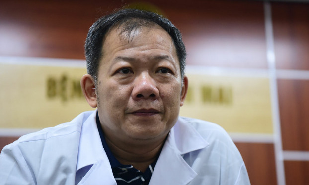 Ông Dương Đức Hùng sinh năm 1966 tại quê hương Hà Tĩnh. Ông Hùng là tiến sĩ - bác sĩ y khoa chuyên ngành phẫu thuật tim mạch, lồng ngực.