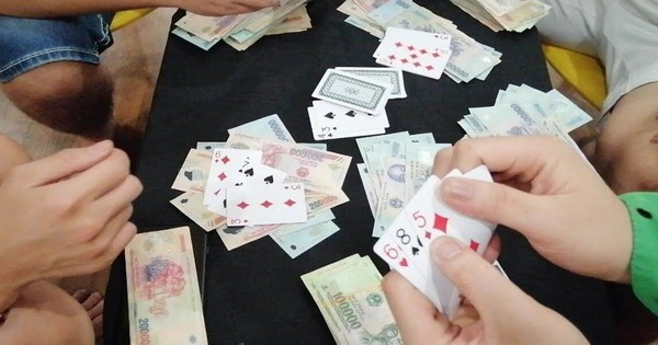 Một buổi tối khác, Linh "cu", Tuyển cùng Tuấn "khịt" đang ngồi tại nhà "cu" Nên đánh bạc thì có bốn thanh niên bịt mặt đi hai xe máy đến dùng súng bắn vào nhà. Đạn xuyên thủng két sắt để tiền, nhưng không trúng ai. Theo chỉ đạo của Nên xem bọn nào bắn thì giết, Linh "cu" cùng Tuyển bắt đầu săn lùng khắp nơi. (Ảnh minh họa, nguồn internet)
