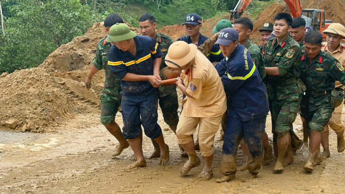  Sạt lở vùi lấp xe khách ở Hà Giang: Ngày 14/7/2024, UBND huyện Bắc Mê, tỉnh Hà Giang, cho biết hiện lực lượng chức năng đã quyết định dừng công tác tìm kiếm, cứu nạn vụ sạt lở đất vùi lấp ô tô khiến 11 người chết, 4 người bị thương, xảy ra sáng 13/7. Các cơ quan chức năng tỉnh Hà Giang đã hoàn tất công tác rà soát số lượng người trên xe khách gặp nạn, qua đó xác minh có một hành khách đã xuống xe dọc đường, về nhà ở TP Hà Giang an toàn. Từ đó, cơ quan chức năng tỉnh Hà Giang xác định tổng số người trên xe khách và người dân bị nạn trong vụ sạt lở đất tại km10+950 (thôn Tả Mò, xã Yên Định, huyện Bắc Mê) là 15 người. 