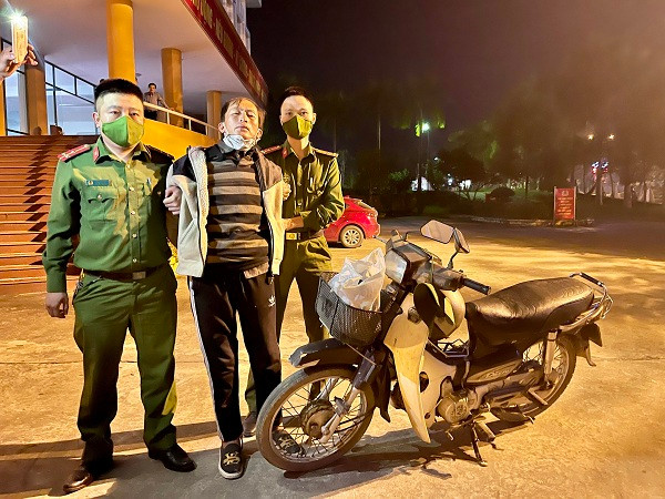 Liên quan tới vụ thảm sát bố mẹ và em gái ở Bắc Giang, ngày 25/10, Công an tỉnh Bắc Giang cho biết đang tạm giữ Trần Văn Hiếu (47 tuổi, trú tại thôn Tuấn Mỹ, xã Tân Thanh, huyện Lạng Giang, tỉnh Bắc Giang) để điều tra về tội "Giết người".