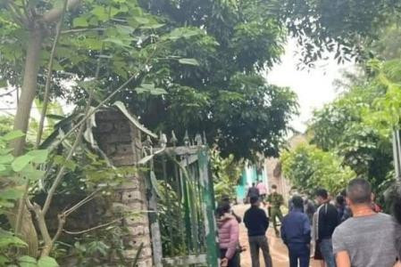 Ông Đỗ Đức Dậu (Trưởng thôn Tuấn Mỹ, xã Tân Thanh) cho biết, khi tới nơi, mọi người phát hiện bà Thoa nằm tử vong sau cánh cổng, cách vài chục mét là thi thể ông Luật nằm giữa sân. Trong khi chị Trần Thị Thảo không thấy đâu. Nghĩ rằng chị Thảo vẫn còn sống, mọi người tỏa ra đi tìm nhưng không thấy. Chỉ tới khi cơ quan Công an xuất hiện, khám nghiệm hiện trường thì mới phát hiện ra thi thể chị Thảo nằm ở sân, bị vùi lấp bởi đống lá, cành cây.