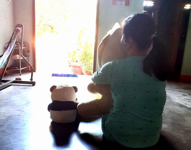 Về tình cảm, vì gia đình quá nghèo, nên anh trai của Bửu có yêu cầu Dũng phải có trách nhiệm với em mình khi sinh nở, chứ anh trai của Bửu cũng thừa hiểu em gái mình như vậy nên rất khó lấy chồng. Còn bằng không, gia đình sẽ tố cáo Dũng với Công an. Vả lại lúc này thai đã lớn nên không thể phá bỏ. Tuy nhiên từ khi biết Bửu mang thai, Dũng đã thay đổi số điện thoại và vào TP HCM làm công nhân. Bửu đã nhiều lần hỏi thăm số điện thoại từ bạn Dũng ở địa phương nhưng không một ai biết. Khi được hỏi “có thương anh Dũng không?”, Bửu không ngần ngại nói “thương chứ răng không thương”. (Ảnh minh họa)