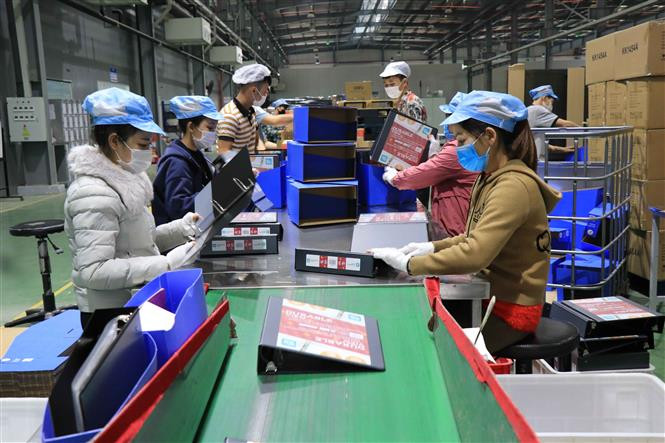 Nâng "trần" giờ làm thêm lên 60 giờ/tháng: Ủy ban thường vụ Quốc hội vừa thông qua Nghị quyết số 17/2022/UBTVQH15 về số giờ làm thêm trong 1 năm, trong 1 tháng của người lao động trong bối cảnh phòng, chống dịch COVID-19 và phục hồi, phát triển kinh tế - xã hội. Theo đó, số giờ làm thêm trong 1 năm được quy định như sau: Trường hợp người sử dụng lao động có nhu cầu và được sự đồng ý của người lao động thì được sử dụng người lao động làm thêm trên 200 giờ nhưng không quá 300 giờ trong 1 năm. Quy định này có hiệu lực từ 1/1/2022. (Ảnh minh hoạ)