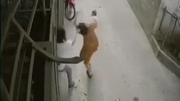 Không cho bế con, chồng túm tóc vợ đang bế bé 5 tháng tuổi giật ngã ngửa: Ngày 28/6, Công an quận Thanh Xuân, Hà Nội cho biết, người phụ nữ bị bạo hành là chị N.T.T.C. (29 tuổi, trú phường Hạ Đình, quận Thanh Xuân, Hà Nội), còn người hành hung chị C. là N.A.V. (37 tuổi, trú tại P.Trung Hòa, Q.Cầu Giấy, Hà Nội).