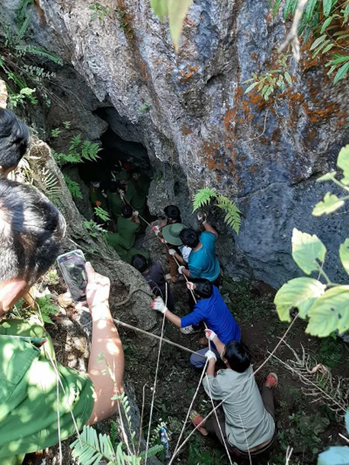 4. Đi tìm đá quý, nam thanh niên rơi xuống hang sâu 147m tử vong: Ngày 15/10, Công an Hà Giang cho biết, cơ quan chức năng đã tìm kiếm thấy một người mất tích dưới hang sâu tại thôn Sủng Sỳ, xã Lũng Phìn, huyện Đồng Văn. Trước đó, khoảng 9h45 ngày 11/10, anh Vừ Mí Nô (25 tuổi) và Vừ Mí Chơ (19 tuổi, cùng trú huyện Đồng Văn) đi xuống hang đá tìm đá có dạng đẹp đem bán thì Chơ bị trượt chân ngã.