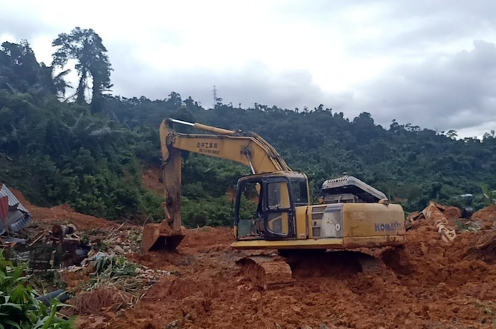 Trước đó, ngày 12/10, sạt lở xảy ra tại nhà máy thủy điện Rào Trăng 3 đặt tại huyện Phong Điền, tỉnh Thừa Thiên Huế. Đoàn cứu hộ được cử vào đây chỉ 2 tiếng sau khi nhận được thông báo. Rạng sáng 13/10, khu vực đoàn cứu hộ dừng chân nghỉ ở Tiểu khu 67, Trạm kiểm lâm Sông Bồ đã bị sạt lở khiến 13 người mất liên lạc. Đường đến các khu vực này bị chia cắt.