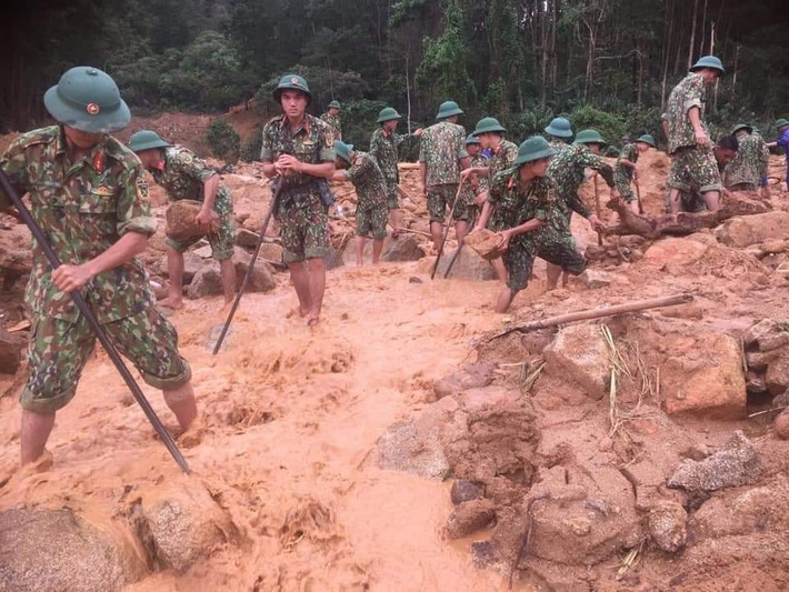 Hiện trường bị vùi lấp bằng đất và đá khiến cho công cuộc tìm kiếm của các chiến sĩ gặp nhiều khó khăn. (Ảnh: Facebook Dương Phong).