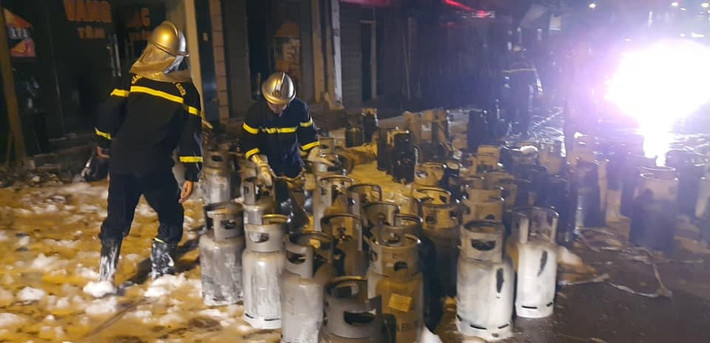 Ngày 15/10, Công an thành phố Hà Nội cho biết, vụ cháy cửa hàng bán gas xảy ra vào khoảng 21h30 ngày 14/10, xảy ra vụ cháy tại cơ sở kinh doanh gas số 169 đường Phan Xích, xã Tân Hội (huyện Đan Phượng, Hà Nội).