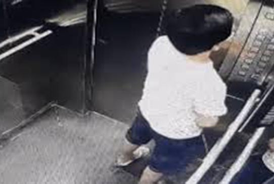 Ngày 23/11, Ban Quản lý chung cư Thạnh Lộc cho biết, họ vừa xác định được người đàn ông tiểu bậy trong thang máy trong clip lan truyền trên mạng xã hội mới đây và mời ông đến làm việc.