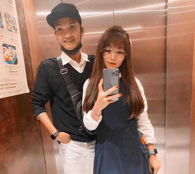 Thảo Vy cho hay từ khi hẹn hò đến hiện tại, cô là hậu phương, hỗ trợ công việc cho bạn trai. "Anh Khoa xuề xòa, đơn giản lắm. Tôi chủ động mua quần áo, sắp xếp trang phục cho anh. Tôi luôn nhắc anh phải chỉn chu mỗi khi xuất hiện", cô nói.