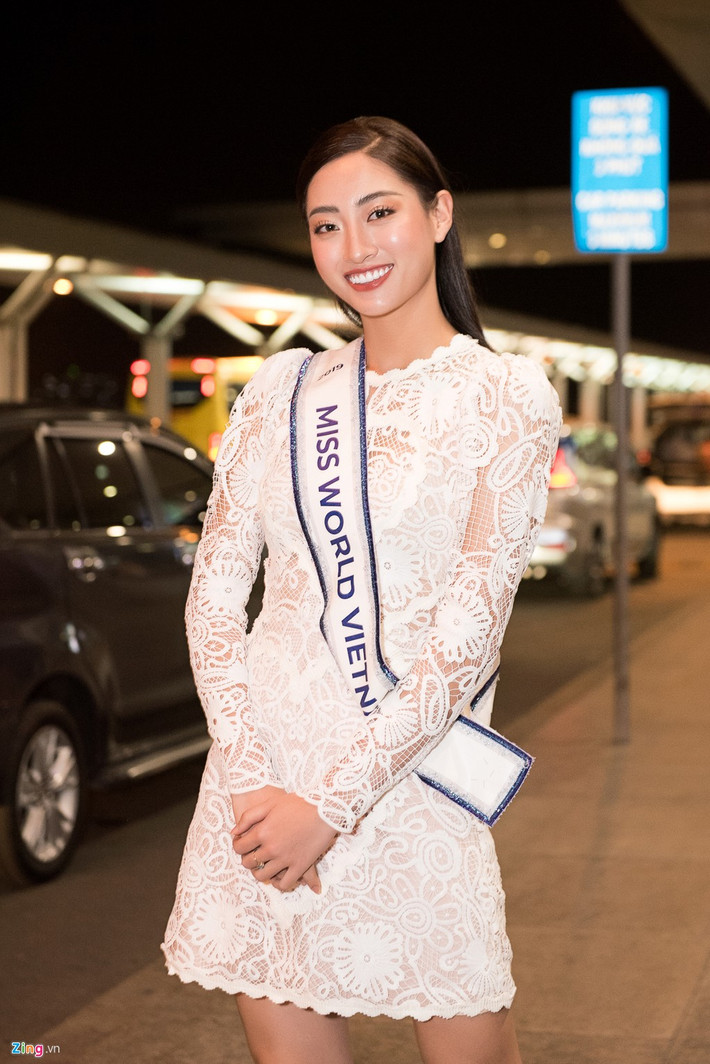 Tối 22/11, Lương Thùy Linh lên đường tới Anh dự thi Miss World. Có mặt tại sân bay Tân Sơn Nhất (TP.HCM), hoa hậu 10X mặc bộ váy ren màu trắng, giúp cô toát lên vẻ thanh lịch, nhã nhặn.