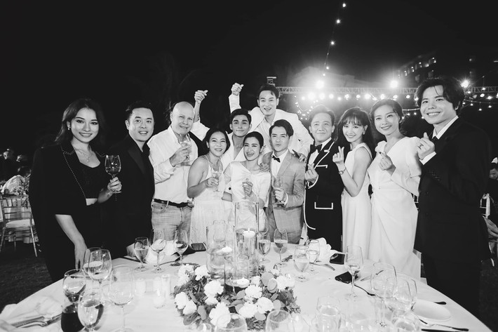 Đám cưới của Đông Nhi và Ông Cao Thắng là một trong những sự kiện giải trí nổi bật của tháng 11 khi được cả khán giả và truyền thông đặc biệt quan tâm. Hôm qua, sau gần 2 tuần diễn ra hôn lễ, Đông Nhi đã tung trọn bộ ảnh đầy đủ hình ảnh hậu trường tiệc cưới sau khoảnh khắc thành hôn bên bờ biển.