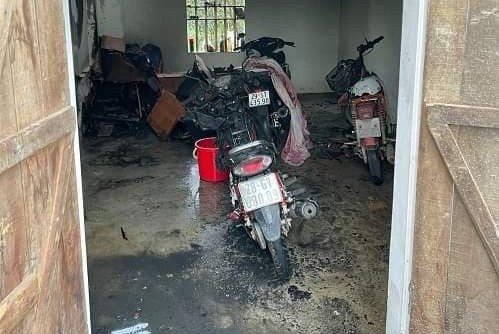 Đốt nhà bố chồng, con dâu bị khởi tố: Ngày 23/3, Công an tỉnh Hòa Bình cho biết đã khởi tố bị can Nguyễn Thị Ngần (21 tuổi, ở Lương Sơn, Hòa Bình) tội Giết người và Hủy hoại tài sản. Làm việc với công an, Ngần thừa nhận cáo buộc. Bị can khai nguyên nhân sự việc bắt nguồn từ mâu thuẫn trong sinh hoạt với gia đình nhà chồng.