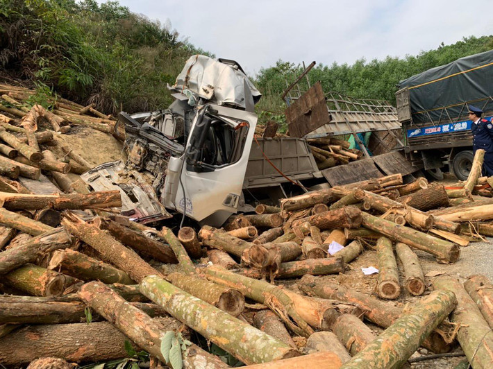 Lãnh đạo Công an huyện Lang Chánh cho biết, ngay khi xảy ra vụ tai nạn, Công an huyện Lang Chánh đã huy động tối đa lực lượng để tham gia cứu nạn, phối hợp với các Phòng nghiệp vụ Công an tiến hành điều tra nguyên nhân vụ tai nạn thảm khốc khiến 7 người tử vong, khắc phục hậu quả vụ tai nạn.