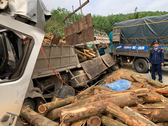 Trước đó, vào khoảng 21h15 ngày 22/3, tại Km 13+570 Tỉnh lộ 530 (Dốc Bả Vai) thuộc địa bàn xã Trí Nang, huyện Lang Chánh, tỉnh Thanh Hoá, xảy ra vụ tai nạn giao thông thảm khốc khi chiếc xe tải biển số 36C-13.640 chở cây keo, đâm vào taluy dương bên phải.