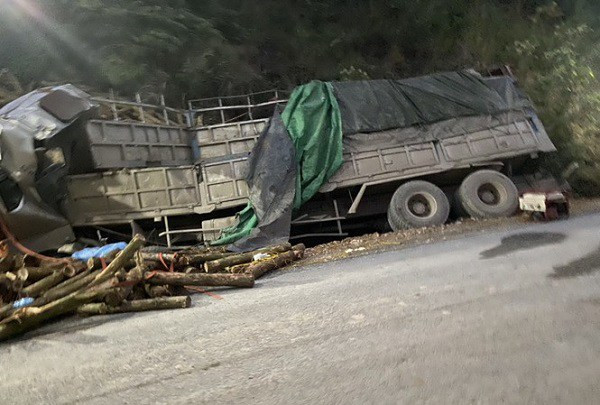 Thông tin mới nhất về vụ tai nạn khiến 7 người tử vong tại xã Trí Nang (huyện Lang Chánh, tỉnh Thanh Hóa) hiện Công an huyện Lang Chánh phối hợp các đơn vị nghiệp vụ của Công an tỉnh Thanh Hóa và lực lượng chức năng đang có mặt tại hiện trường để khám nghiệm, điều tra nguyên nhân.