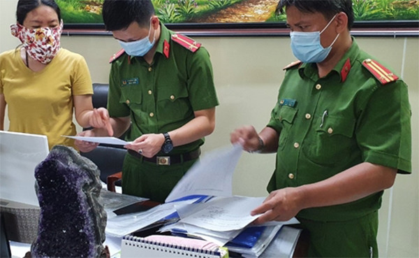 Cuối năm 2019, thị trường bất động sản tụt dốc, không thể bán khiến Lệ lao đao. Lệ tìm đến các đối tượng cho vay lãi nặng để vay tiền nhằm trả lãi ngân hàng cho các khoản nợ hàng trăm tỷ đồng đã đến hạn. Nhiều người cho Lệ vay mỗi lần từ vài tỷ đến hàng chục tỷ đồng, lãi suất từ 0,2% - 0,8%/ngày, có những khoản vay lãi suất 1%/ngày (365%/năm).