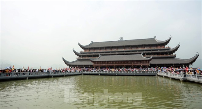 'Biển người' đổ về chùa.