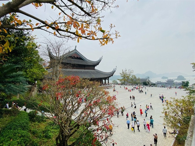 Khu du lịch tâm linh Tam Chúc ở huyện Kim Bảng, tỉnh Hà Nam được đầu tư lớn. Nơi đây đã trở thành một điểm đến được du khách ưa thích nhờ cảnh quan thiên nhiên đẹp, các công trình chùa chiền ấn tượng.