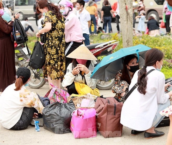 Nhiều người tỏ ra mệt mỏi vì phải chờ đợi mua vé hàng tiếng đồng hồ.