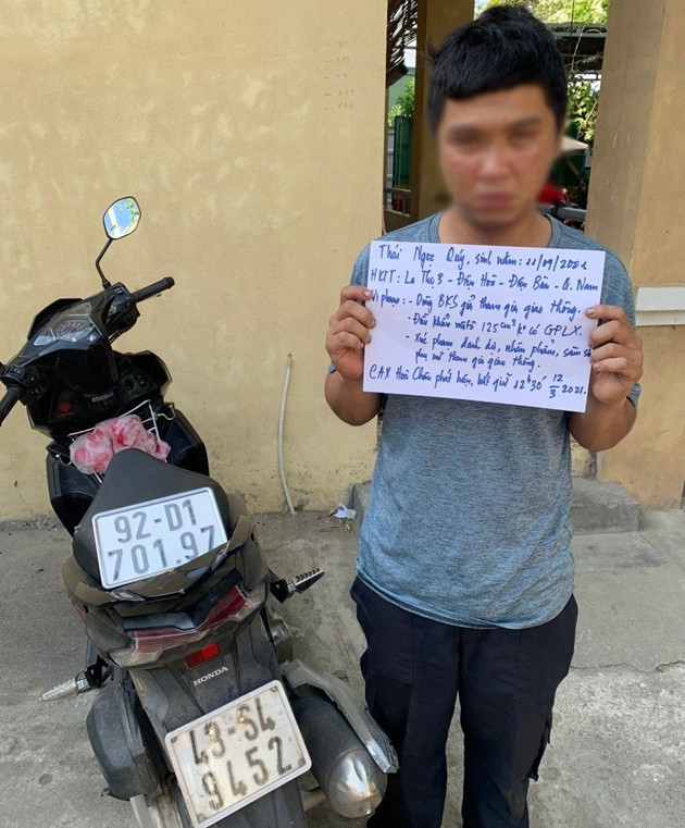 Nam thanh niên chuyên sàm sỡ giáo viên và học sinh: Thái Ngọc Quý (SN 2001, trú thị xã Điện Bàn, Quảng Nam) chuyên điều khiển xe máy gắn biển số giả đi trên các đoạn đường vắng để thực hiện hành vi sàm sỡ giáo viên và học sinh tại khu vực xã Hòa Châu (huyện Hòa Vang, Đà Nẵng)… Ngày 14/3, Công an xã Hòa Châu cho biết đang lập hồ sơ, xử lý vi phạm của Quý theo quy định của pháp luật.