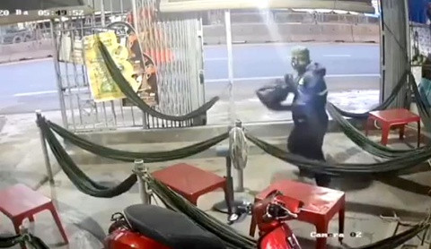 Dùng búa đánh 2 chị em chủ quán cà phê: Mai Quốc Nam (40 tuổi, ngụ ở Hà Nội) vào quán cà phê võng của chị Đào Thị Kiều Trang (36 tuổi tại phường Xuân An, tỉnh Bình Thuận). Sau đó, Mai nảy sinh ý định cướp tài sản nên đã dùng đánh vào đầu nạn nhân. Nghe tiếng kêu cứu em nạn nhân chạy ra thì cũng bị Nam dùng búa đánh rồi trốn về Hà Nội. Ngày 14/3, VKSND tỉnh Bình Thuận đã ban hành cáo trạng, truy tố Nam về hành vi Giết người.
