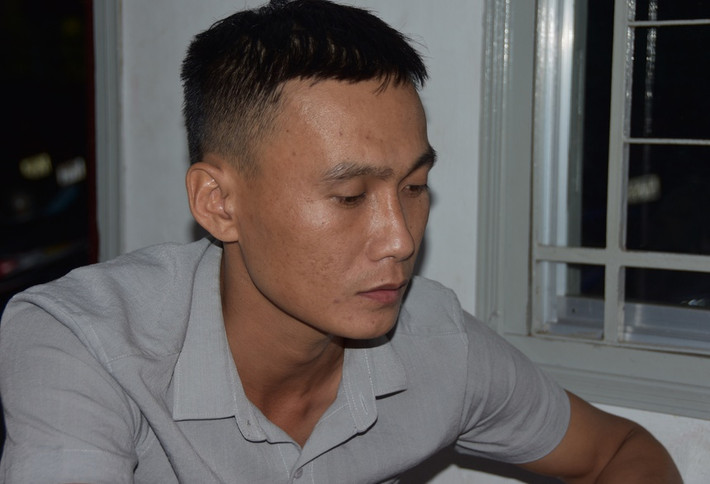 Lừa đảo phụ nữ bằng thủ đoạn 'xe cháy': Đặng Văn Phước (32 tuổi, ở tỉnh Gia Lai) chuyên bám theo phụ nữ trên các tuyến đường vắng ở huyện Châu Thành, tỉnh Tiền Giang, sau đó hô hoán rằng xe máy bị cháy và tình nguyện sửa chữa rồi giở trò lừa đảo. Ngày 14/3, Công an huyện Châu Thành cho biết, đã lập hồ sơ điều tra Phước về hành vi lừa đảo chiếm đoạt tài sản.