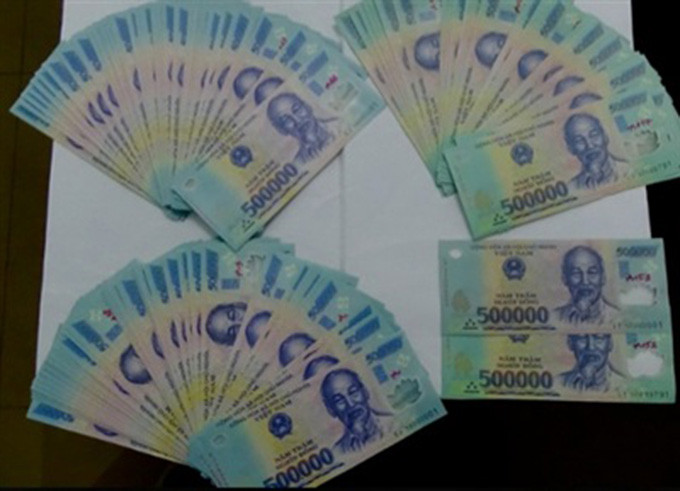 4. Tàng trữ, lưu hành 77 triệu đồng tiền giả: Ngày 18/9, Công an tỉnh Long An khởi tố bị can Trần Hồng Hải (SN 1998, tỉnh Bến Tre) về tội lưu hành tiền giả. Hải đã dùng tiền giả đi mua vé số thì bị cơ quan chức năng bắt giữ. Khám xét phòng trọ của Hải, Công an thu giữ thêm 88 tờ tiền Việt Nam đồng giả khác, mệnh giá 500.000 đồng (44 triệu đồng). Tổng số tiền giả thu giữ từ Hải lên đến 77 triệu đồng.